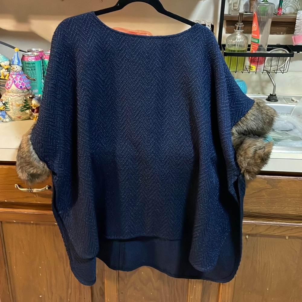 Woman’s tashon navy with brown fur sleeves poncho brand new without no flaws